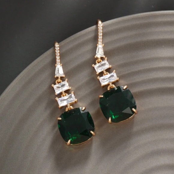 🌷New🌷 Luxurious & Elegant Green Toned Earrings - Picture 2 of 7